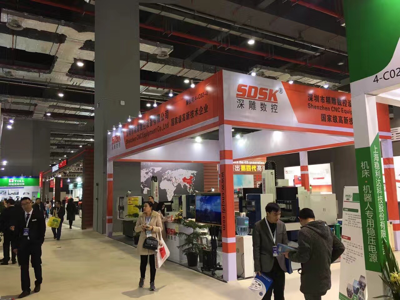 深圳精雕參加上海國際機床展會取得圓滿成功。展會上，公司主營機器，玻璃精雕機，大型精雕機，從外觀尺寸來講得到許多客戶的贊譽和認可。